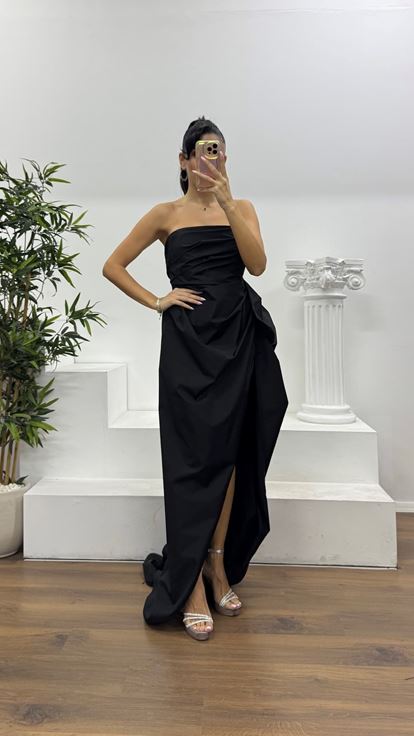 Schwarzes trägerloses Abendkleid aus Taft mit Schlitzdetail und speziellem Design